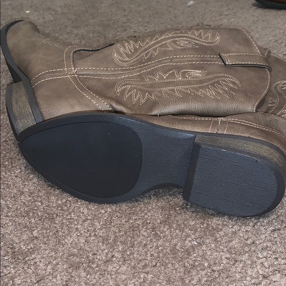 pointed toe cowgirl boots - Picture 3 of 3